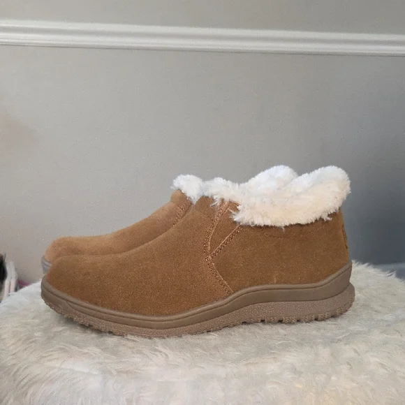 Minnetonka Tan Winter Boots with White Fur Lining - Picture 1 of 10